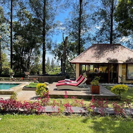 Balinese Villa In Berastagi Exterior photo