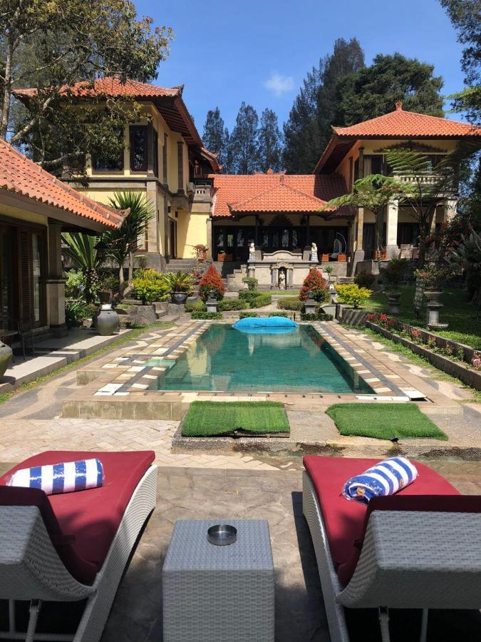 Balinese Villa In Berastagi Exterior photo