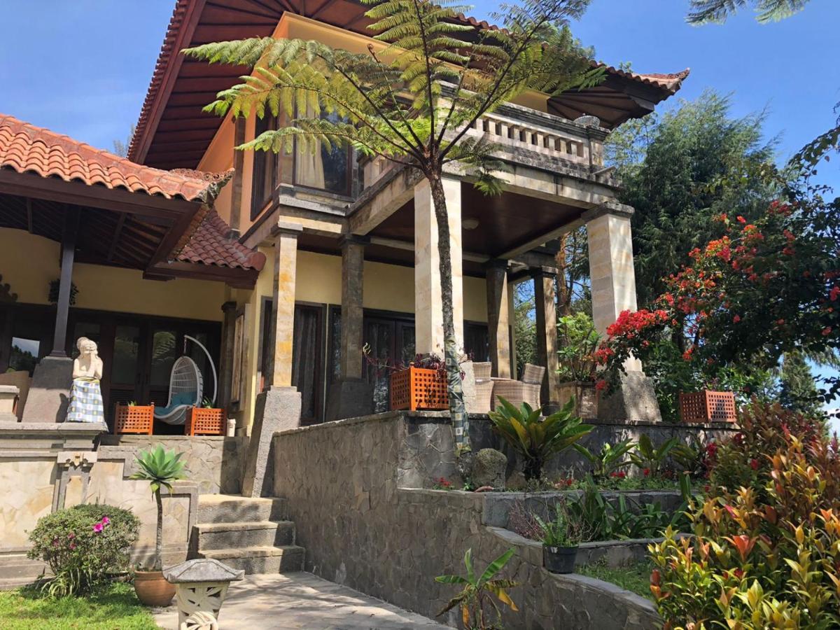 Balinese Villa In Berastagi Exterior photo