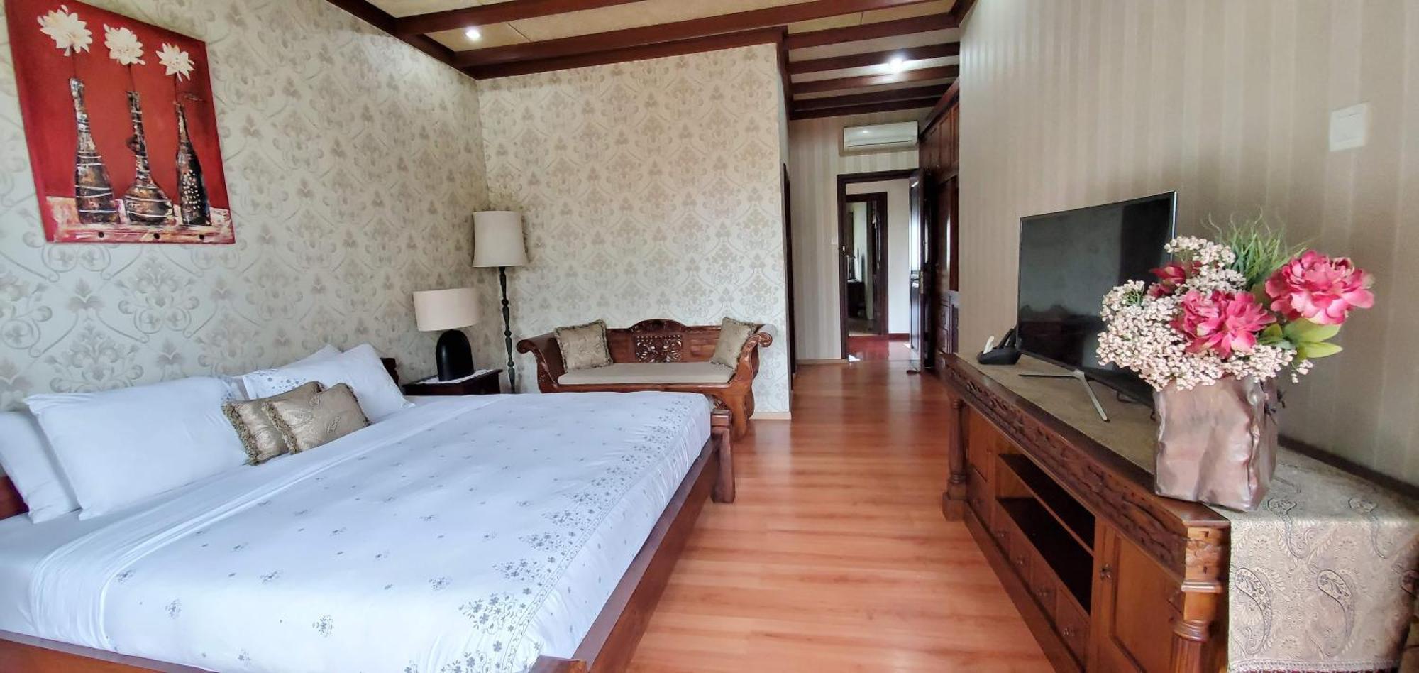 Balinese Villa In Berastagi Exterior photo