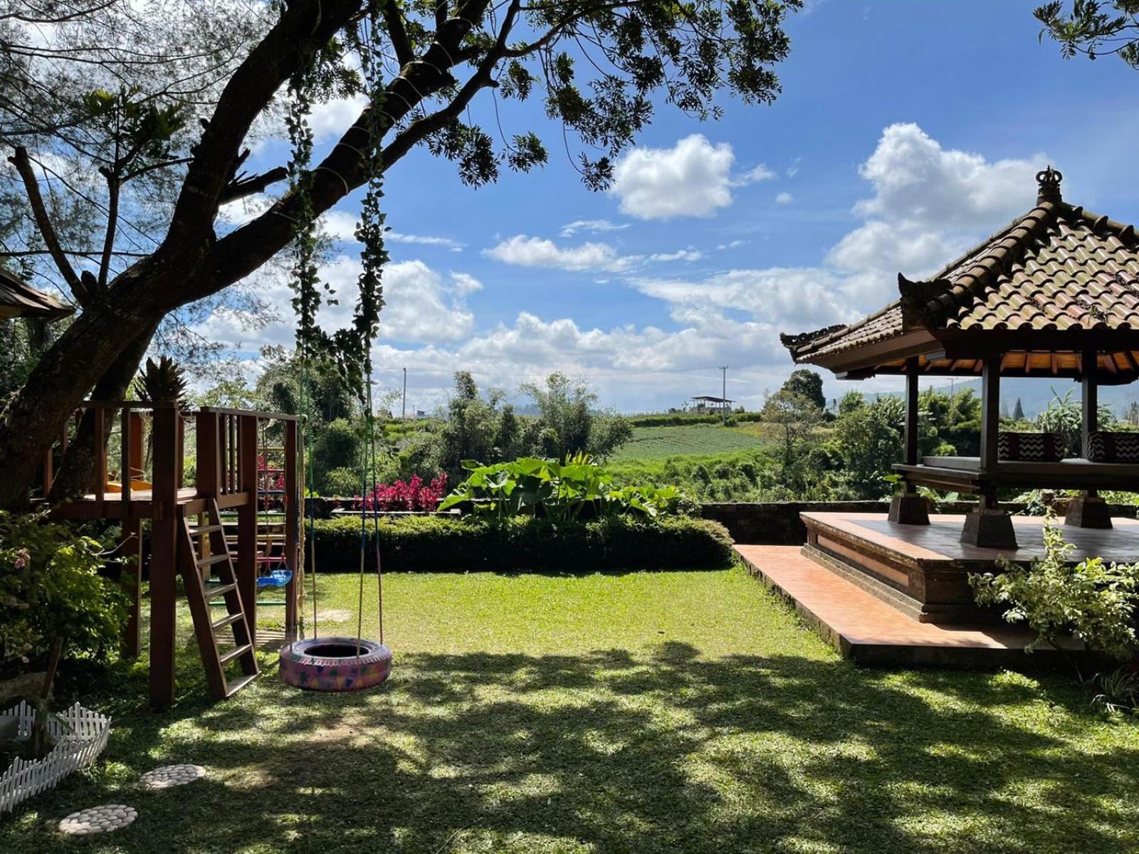 Balinese Villa In Berastagi Exterior photo